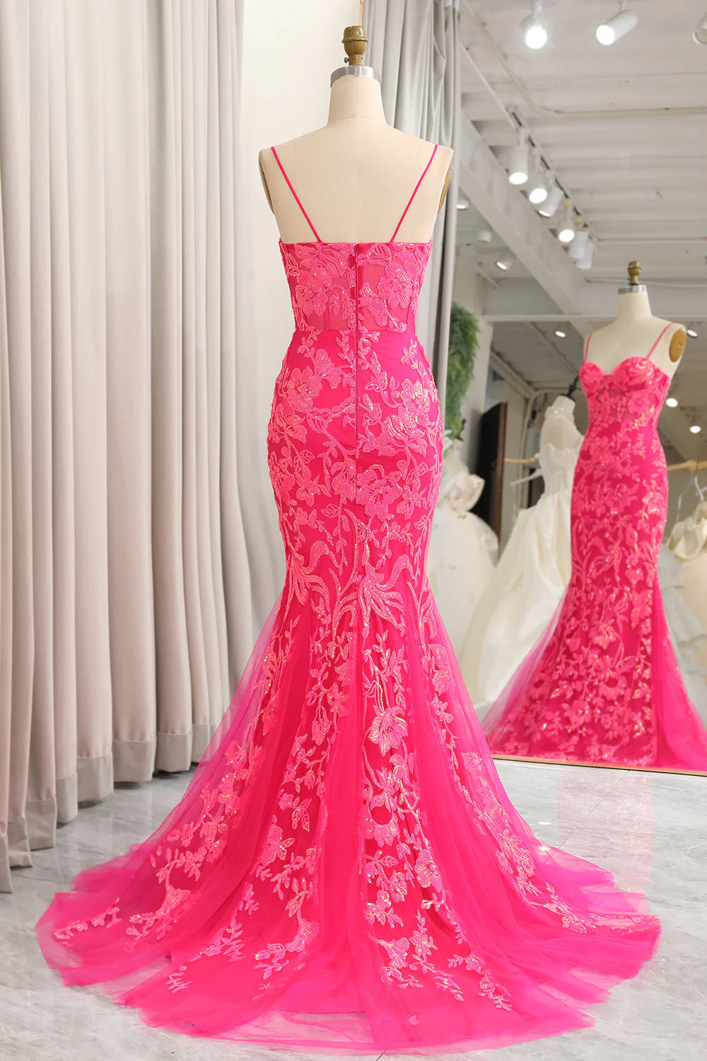 Vestido de fiesta fucsia de sirena con tirantes finos, lentejuelas y corsé con apliques